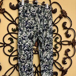 Balance Collection Women’s Medium Green/Blue/White Activewear Capris 21"